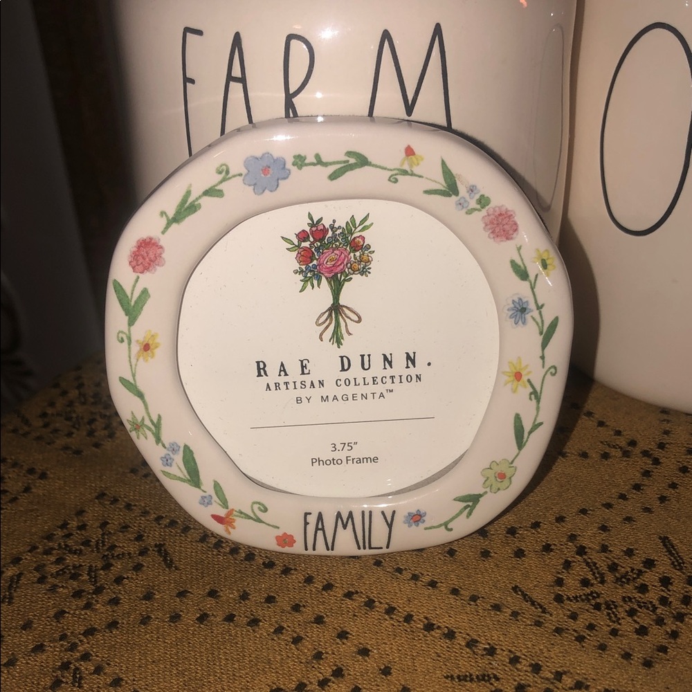 Rae Dunn FAMILY Mini Round Photo Frame - Picture 1 of 6